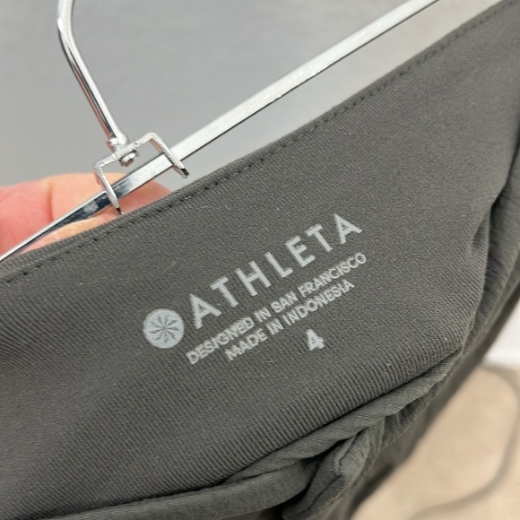 Athleta Trekki Bermuda Short Dark Olive size 4 Ripstop Hiking Trails Outdoors - Picture 3 of 9